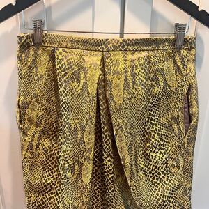 Size-Med Yellow/Lilac Snake Print Skirt w/pockets and pleats in front and back